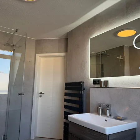 Luxury Jucuzzi & 77 Smart Tv