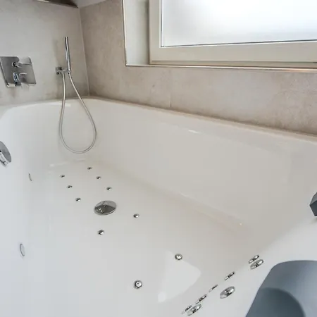 Luxury Jucuzzi & 77 Smart Tv