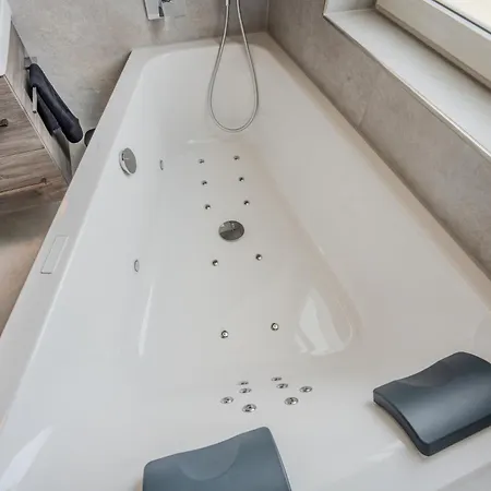 Luxury Jucuzzi & 77 Smart Tv * Zirndorf