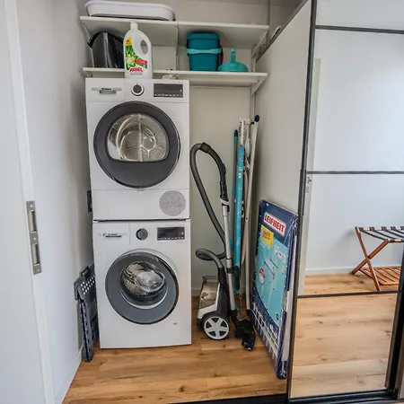 Luxury Jucuzzi & 77 Smart Tv Zirndorf